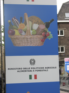 905303 Afbeelding van een reclamebord van het Italiaanse ministerie van Land- en Bosbouw op het Janskerkhof te Utrecht, ...